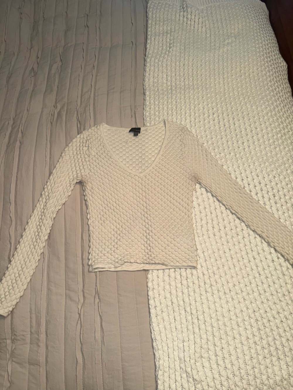 Lucy Paris White/Cream Textured V-Neck Pullover